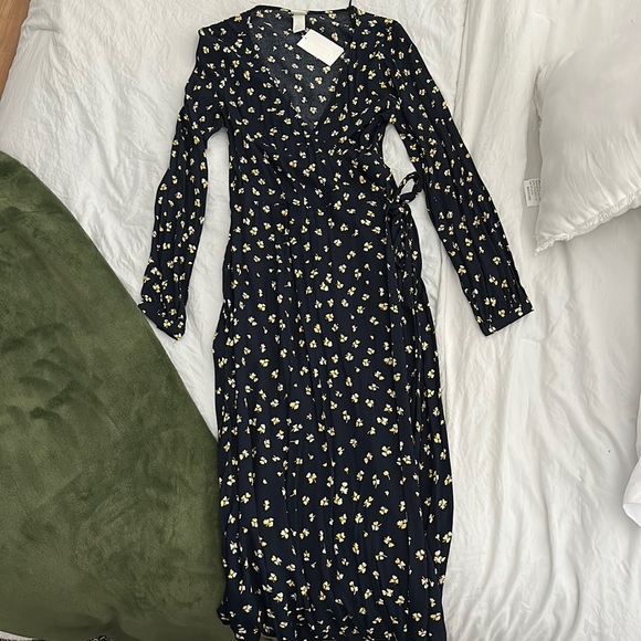H&M Dresses & Skirts - H&M midi dress